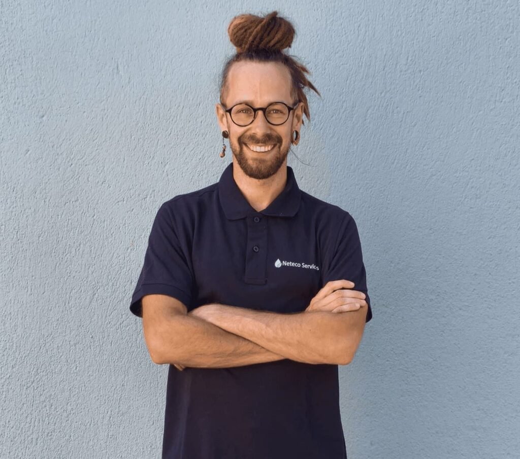 Professionnel du nettoyage intérieur de voiture à domicile en tenue de travail